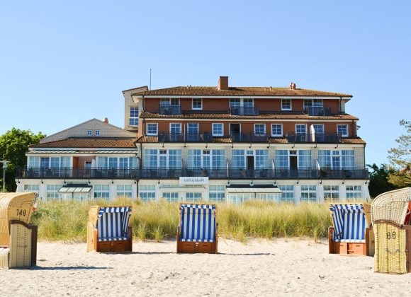 Strandhotel Miramar mit Strandabschnitt